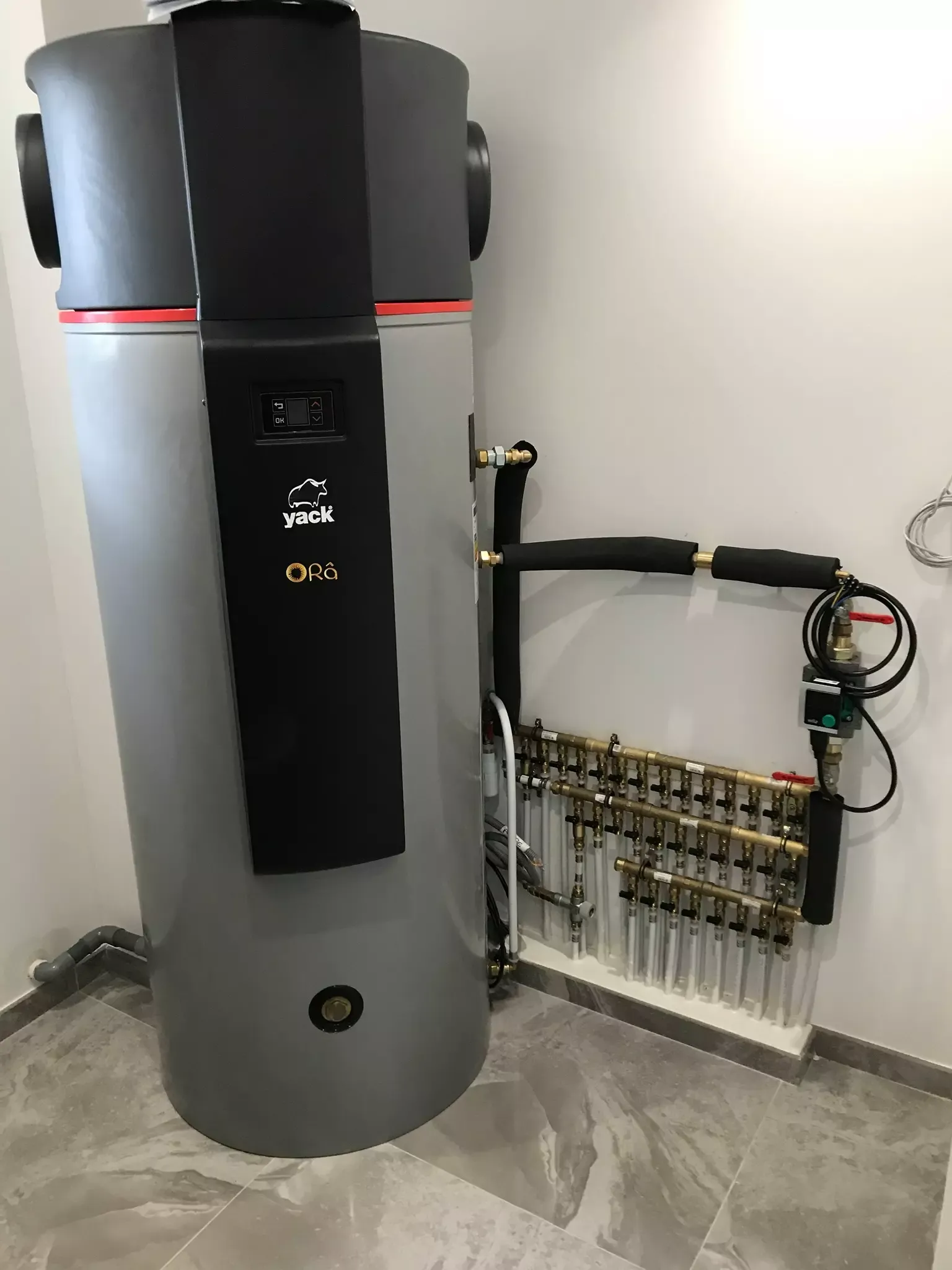 Chauffe-eau thermodynamique raccordé, à côté d'un collecteur de plancher chauffant