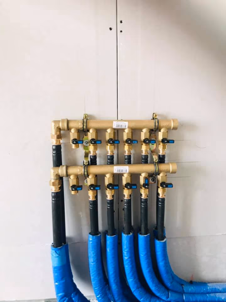 Collecteur de distribution en laiton avec tubes multicouche bleus et rouges