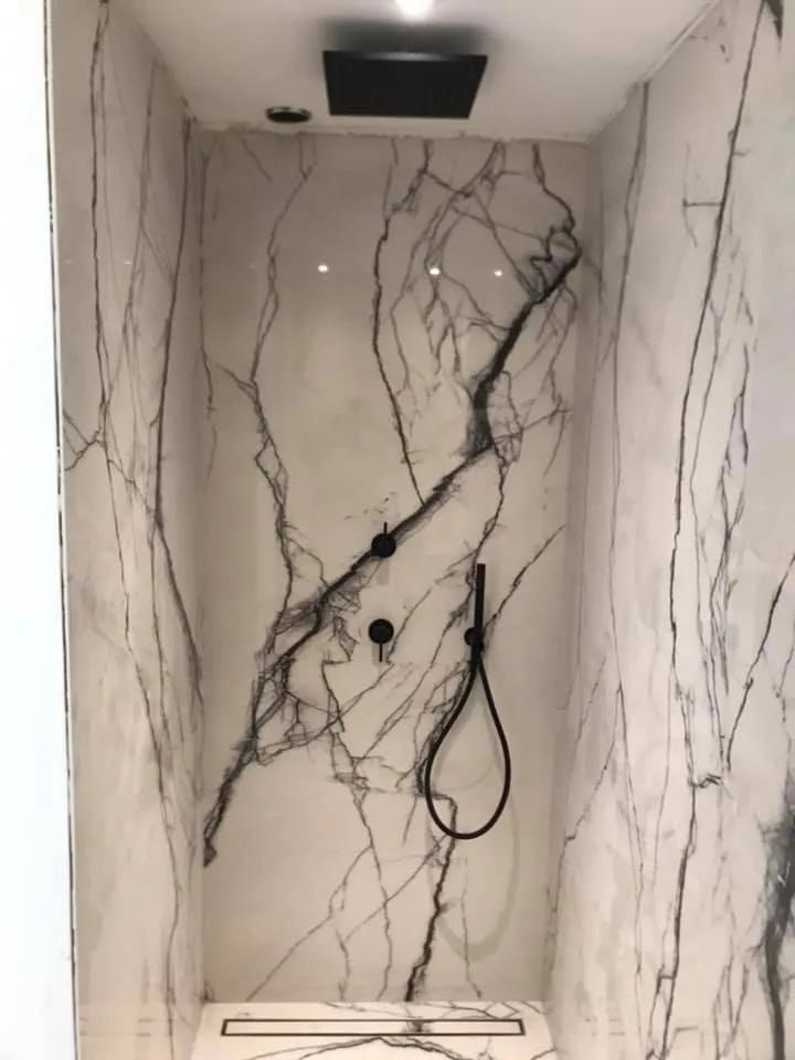 Douche à l'italienne habillée de carrelage effet marbre veiné noir