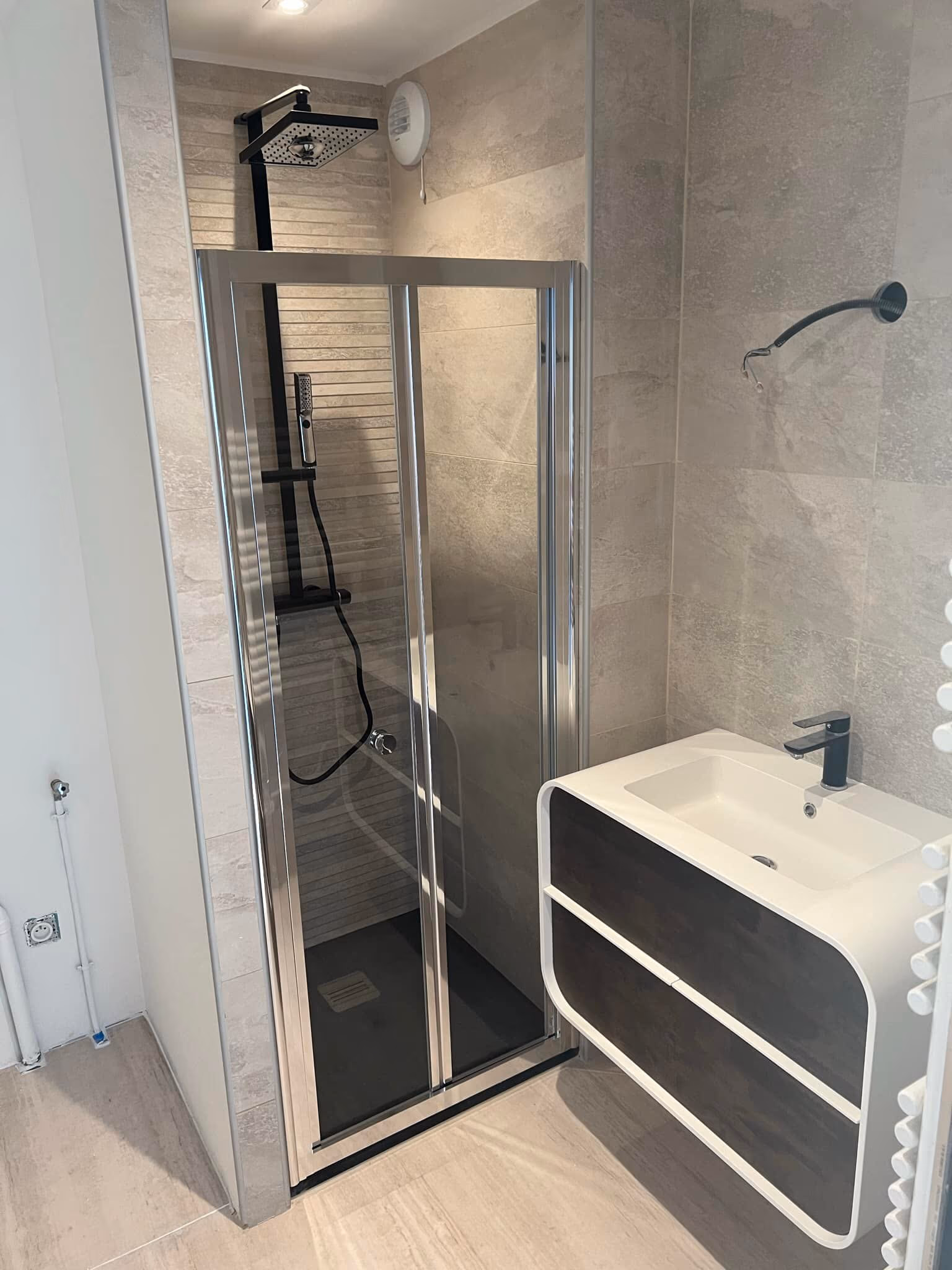 Cabine de douche vitrée à colonne noire et meuble vasque blanc et noir