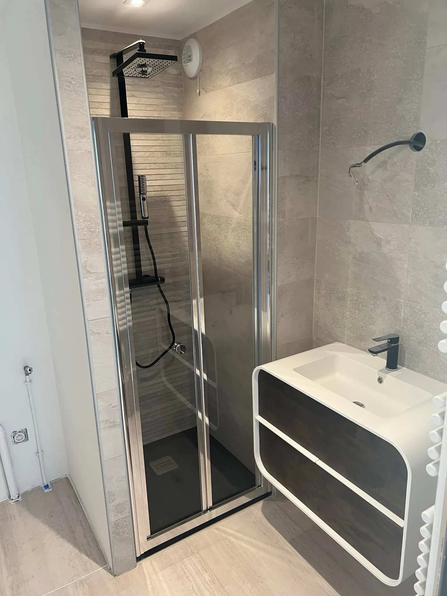 Cabine de douche vitrée à colonne noire et meuble vasque blanc et noir