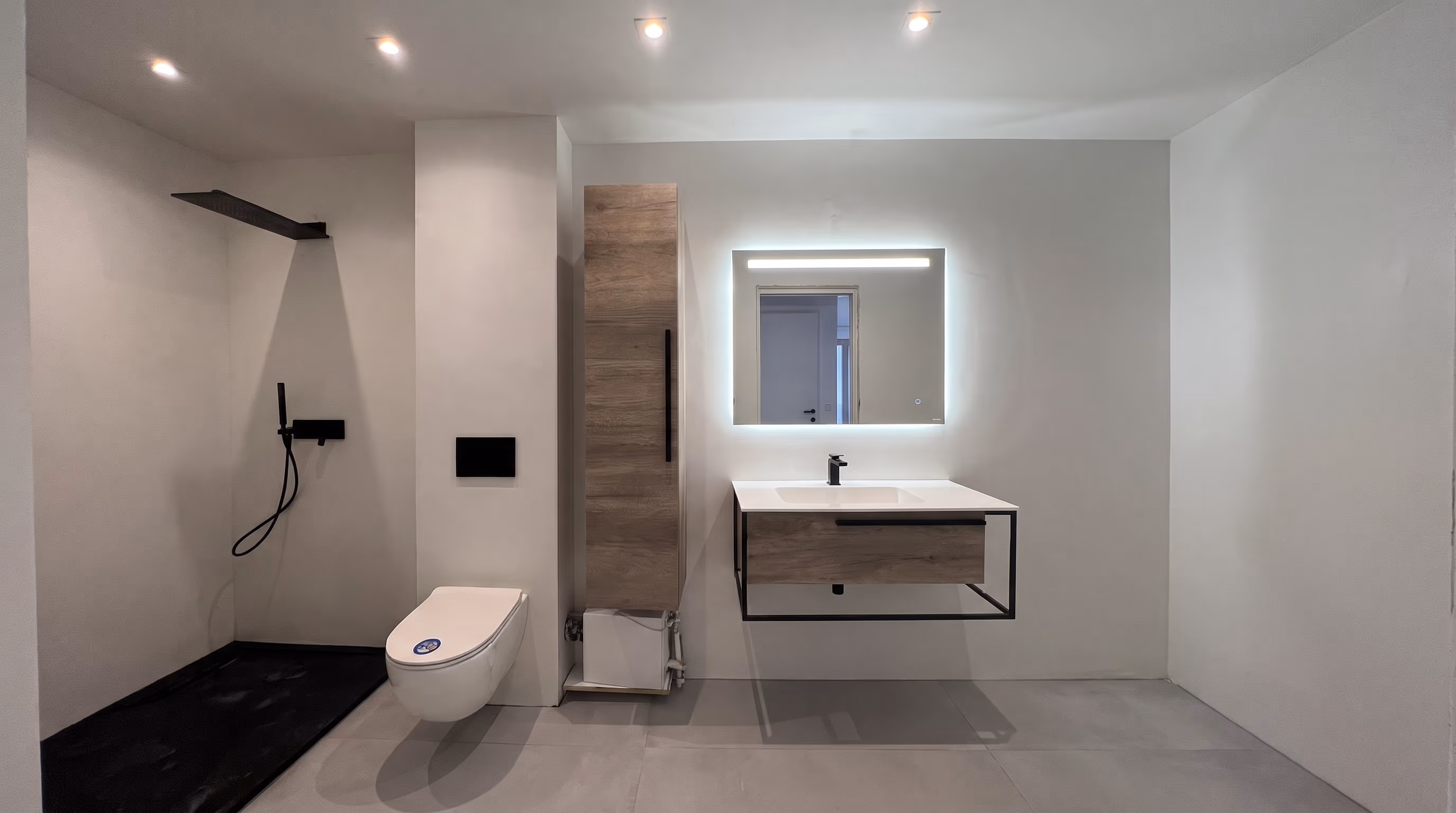 Salle de bain refaite par Provence Thermo Fluide : douche à l'italienne, meuble bois suspendu, miroir éclairé