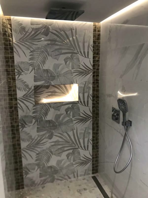 Résultat réel : Baignoire remplacée par une douche à l'italienne, motif feuillage