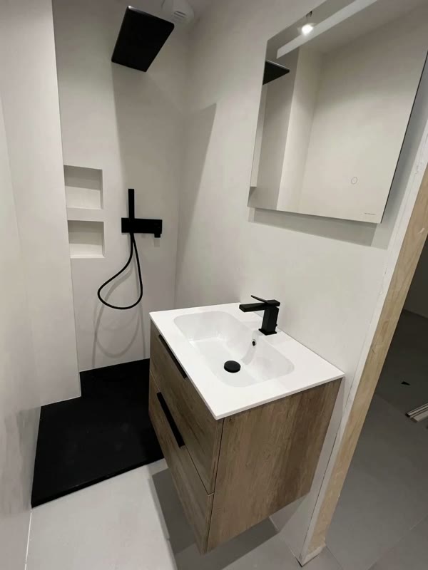 Résultat réel : Salle de bain refaite : meuble bois, robinetterie noire, niches
