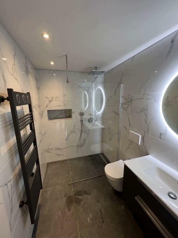 Résultat réel : Salle de bain complète : marbre, douche à l'italienne, miroirs éclairés